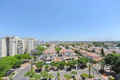 תמונה של להשכרה דירת 4 חדרים במרכז נווה סביון