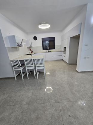 תמונה של למכירה בקרית ביאליק הותיקה דירת 4 חדרים חדישה!